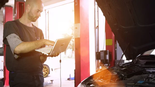 Mecánico Auto Diagnostica Coche Usando Una Computadora Taller Coches — Foto de Stock