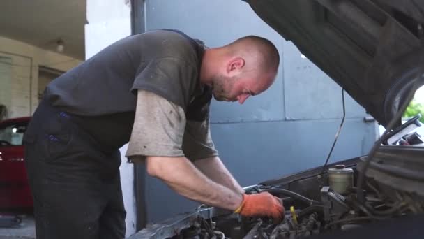Auto Monteur Repareert Een Auto Motorreparatie Reparatiestation — Stockvideo