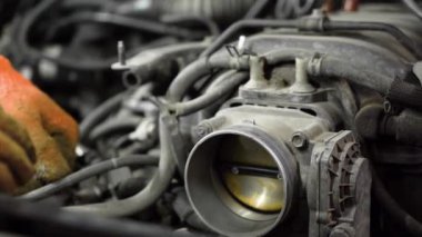 Gaz vanası. Araba motoru tamiri. Araba tamircisi. yakın plan