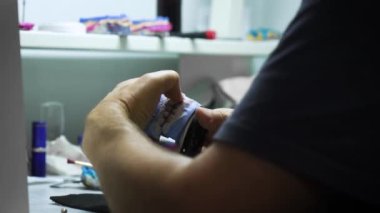 Bir diş teknisyeni takma diş yapar. Laboratuvar. yakın plan