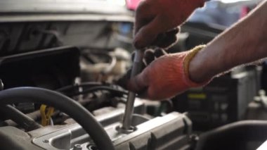 Otomobil tamircisi araba motorunu tamir eder. Araba tamircisi. yakın plan