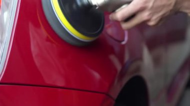 Bir araba vücudunu cilalama makinesiyle cilalamak.