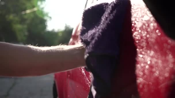Man Torkar Bilkroppen Efter Tvättningen Närbild — Stockvideo