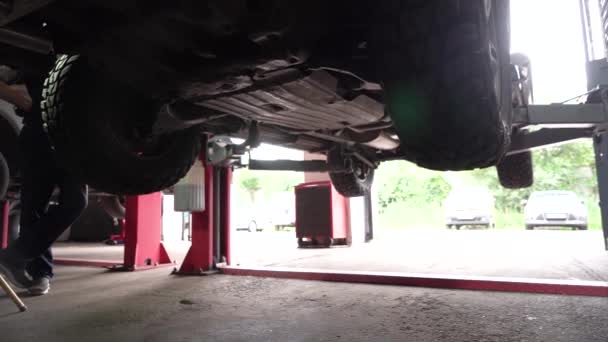Reparação Suv Uma Oficina Carro Carro Elevador — Vídeo de Stock