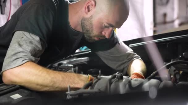 Auto Mecánico Reparaciones Motor Suv Estación Reparación Automóviles Automóvil — Vídeo de stock