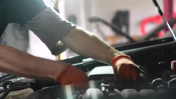 Auto Mecánico Repara Motor Del Automóvil Estación Reparación Automóviles Primer — Vídeo de stock