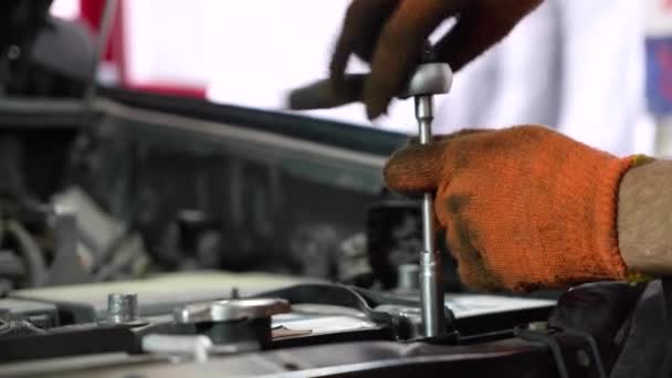 Reemplazo Batería Del Coche Primer Plano Estación Reparación Automóviles — Vídeo de stock