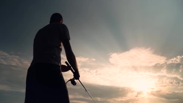 Homme Pêche Sur Lac Coucher Soleil — Video