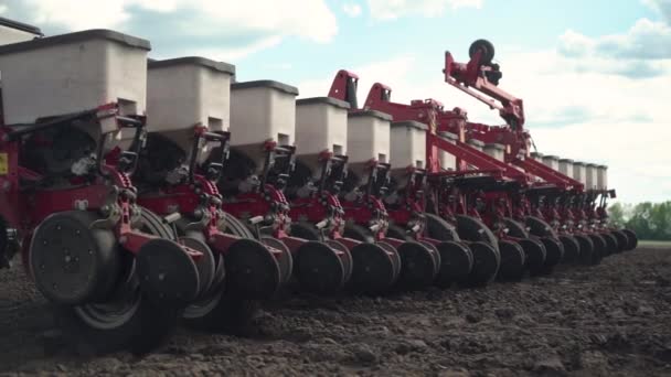 Kukoricaszemekkel Veti Földet Traktor Dolgozik Területen Egy Vetőgép — Stock videók