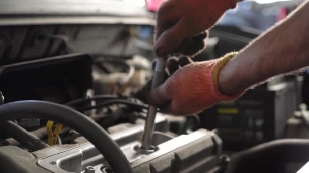 Mecánico Automóviles Repara Motor Del Coche Taller Reparación Automóviles Primer — Vídeo de stock