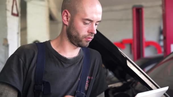 Auto Μηχανικός Διαγνώνει Ένα Αυτοκίνητο Χρησιμοποιώντας Έναν Υπολογιστή Συνεργείο Αυτοκινήτων — Αρχείο Βίντεο