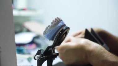 Dişçi tacı yapıyorum. Laboratuvar. yakın plan