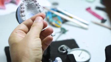 Diş teknisyeni diş protezleri üretir. Laboratuvar. yakın plan.
