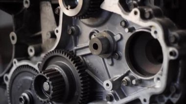 Araba motoru kürsüde. Yakın plan. izole