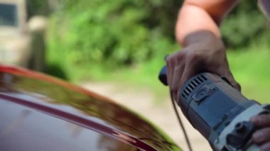 Bir araba vücudunu cilalama makinesiyle cilalamak. yakın plan