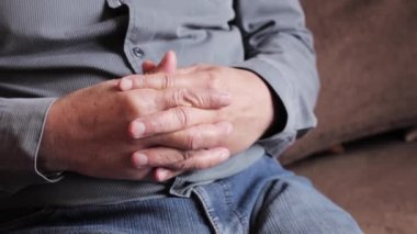 Yaşlı bir adamın elleri. yakın plan.