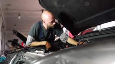 Otomobil tamircisi araba motorunu tamir eder. Araba servisi. yakın plan.