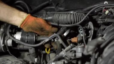 Otomatik tamirci SUV motorunu tamir eder. Otomobil tamir istasyonu. yakın plan