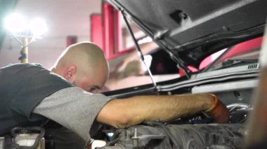 Otomobil tamircisi araba motorunu tamir eder. Araba servisi. yakın plan