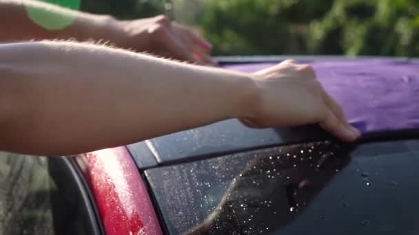 Homme Essuie Corps Voiture Après Lavage — Video