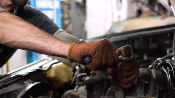 Mecánico Automóviles Repara Motor Del Coche Servicio Coche Primer Plano — Vídeos de Stock