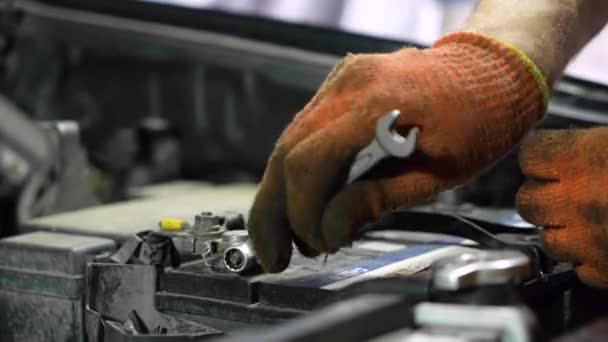 Car Battery Replacement Close Auto Repair Shop — Stock Video