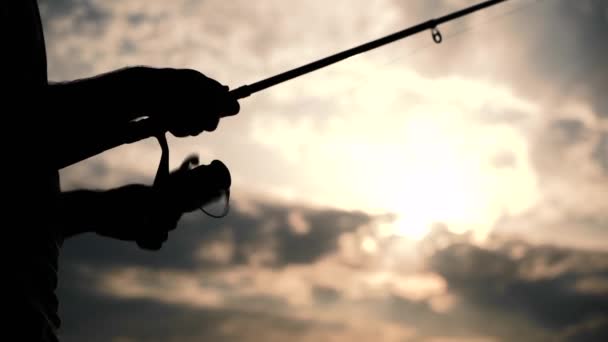 Чоловік Рибалить Озері Захід Сонця Крупним Планом — стокове відео