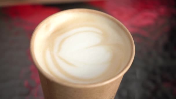 Ragazza Prende Cappuccino Bicchiere Usa Getta Caffetteria Primo Piano — Video Stock