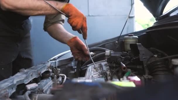 Mecánico Auto Reparaciones Sedán Auto Primer Plano Estación Reparación — Vídeo de stock