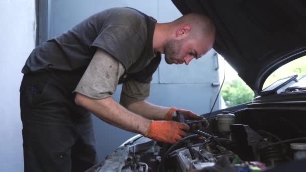 Autószerelő Autómotort Javít Autószerviz Közelkép — Stock videók