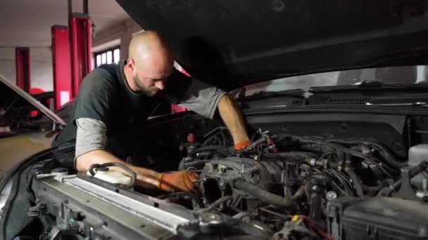 Auto Mecânico Reparos Suv Motor Estação Reparação Automóveis — Vídeo de Stock