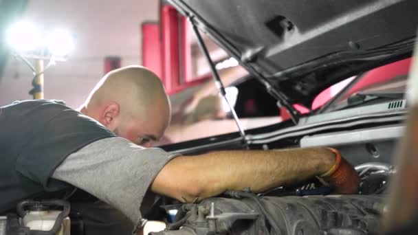 Mécanicien Automobile Réparations Moteur Voiture Service Voiture Gros Plan — Video