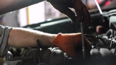 Otomobil tamircisi araba motorunu tamir eder. Araba servisi. yakın plan