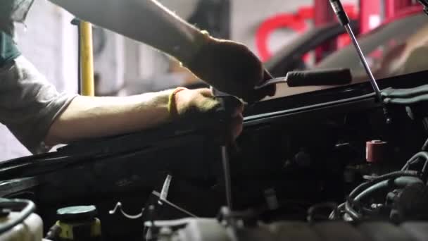 Mecánico Automóviles Repara Motor Del Coche Estación Reparación Automóviles Primer — Vídeos de Stock
