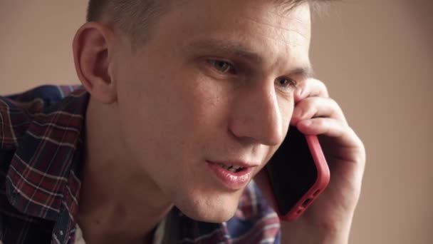 Lächelnder Junger Mann Bei Einem Gespräch Auf Einem Handy Nahaufnahme — Stockvideo