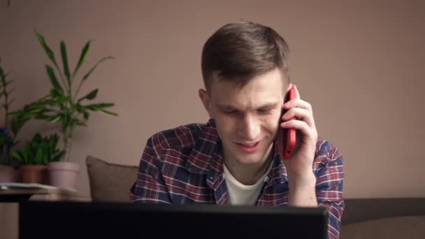 Młody Człowiek Rozmawiający Przez Telefon Komórkowy Pracy Przytulne Środowisko Domowe — Wideo stockowe
