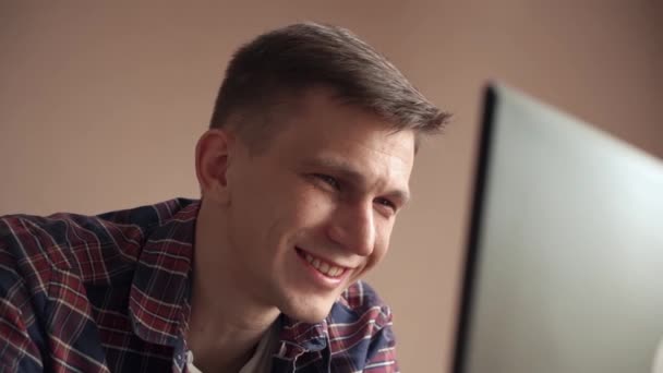 Szczęśliwy Młody Człowiek Komunikuje Się Przez Łącze Wideo Pomocą Laptopa — Wideo stockowe