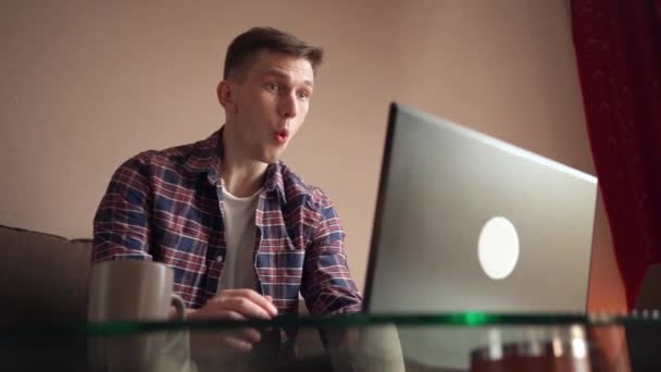 Młody Człowiek Otrzymał Dobre Wieści Pocztą Szczęśliwa Reakcja Laptop — Wideo stockowe