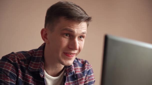 Fiatal Boldog Ember Híreket Kapott Postaládájában Boldog Reakció Laptop Közelkép — Stock videók