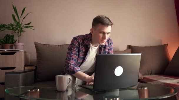 Jongeman Kreeg Slecht Nieuws Laptopwerk Woede Werk Afstand — Stockvideo