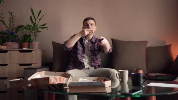 Glücklicher Junger Mann Beim Pizza Essen Während Hause Vor Dem — Stockvideo