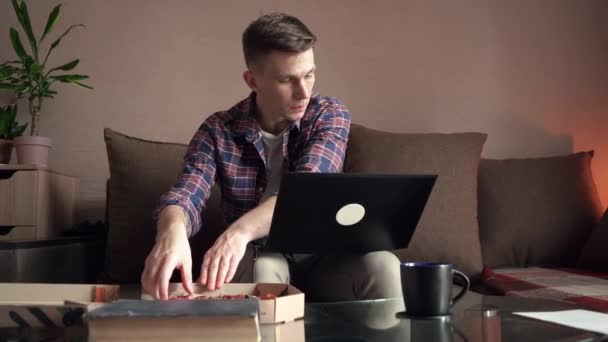 Szczęśliwy Młodzieniec Pizzę Pracuje Przy Komputerze Wnętrze Domu Praca Zdalna — Wideo stockowe