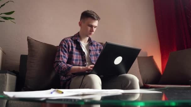 Jongeman Doet Afstandsonderwijs Thuis Met Een Computer Isolatie Van Het — Stockvideo