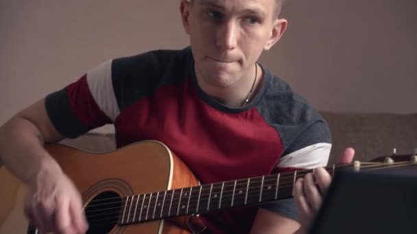 Joven Está Aprendiendo Tocar Guitarra Acústica Aprendizaje Línea — Vídeo de stock