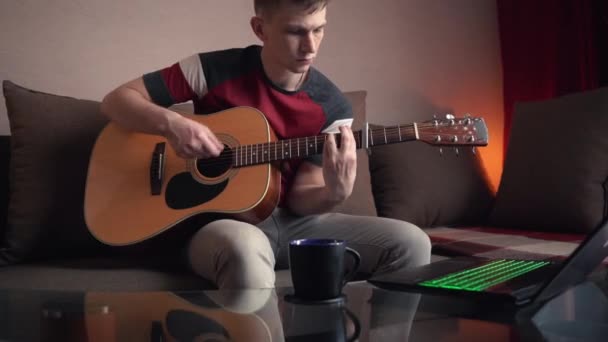 Młody Człowiek Uczy Się Grać Gitarze Akustycznej Nauka Online — Wideo stockowe