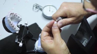 Dişçi tacı yapıyorum. Laboratuvar. yakın plan