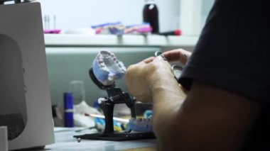 Dişçi tacı yapıyorum. Laboratuvar. yakın plan