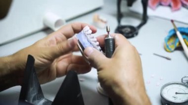 Diş teknisyeni diş protezleri üretir. Laboratuvar. yakın plan.