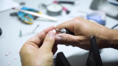 Diş kaplaması oluşturma ve diş teknisyeninin bıraktığı izlenim. yakın plan