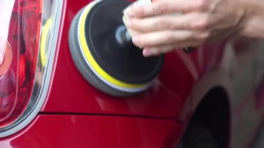 Bir araba vücudunu cilalama makinesiyle cilalamak. yakın plan